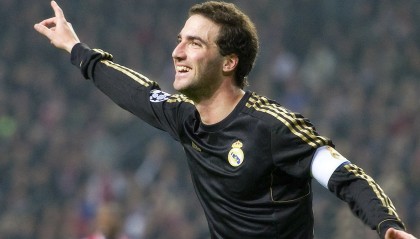 kaiyun-“闪电超车瞬间！”——赛车界的年度绝美瞬间，闪电跑车