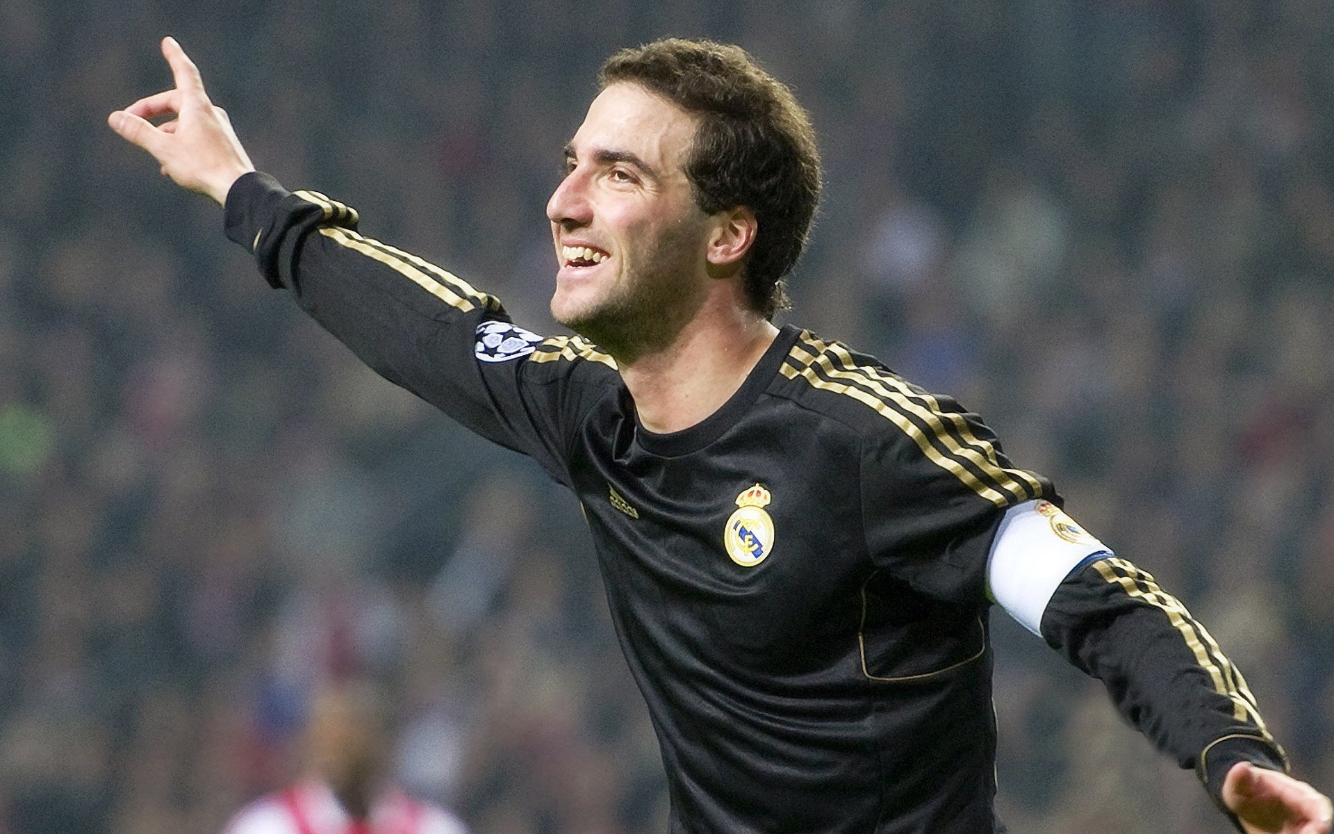 “闪电超车瞬间！”——赛车界的年度绝美瞬间，闪电跑车